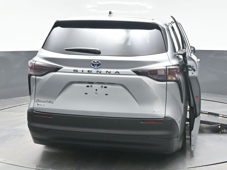 New 2025 Toyota Sienna Hybrid XLE Base - BraunAbility Side Entry Entry Fold Out Automatic Ramp