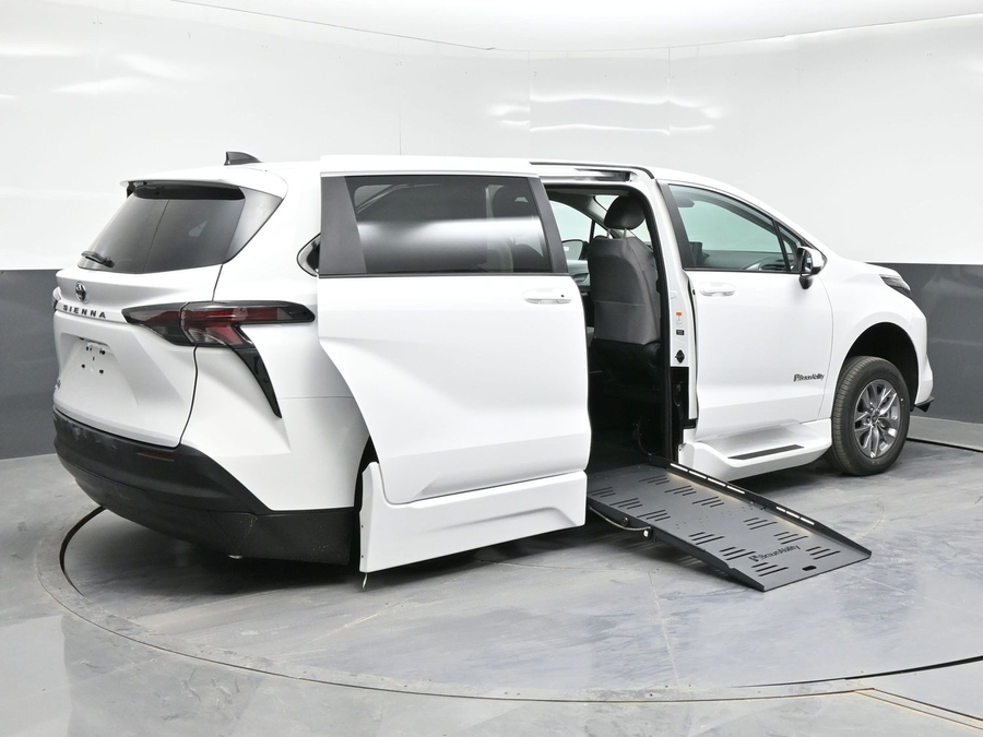 New 2026 Toyota Sienna Hybrid LE - BraunAbility Side Entry Entry Fold Out Automatic Ramp