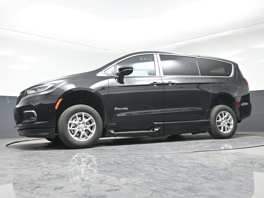 Black Chrysler Pacifica image number 16