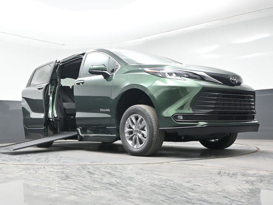 New 2026 Toyota Sienna Hybrid XLE Base - BraunAbility Side Entry Fold Out Automatic Ramp