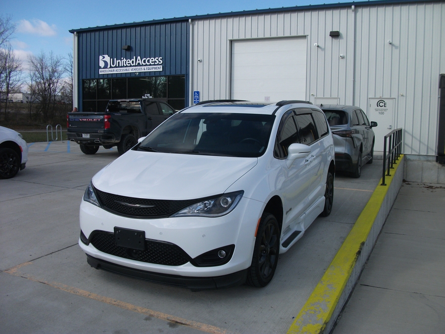Used 2018 Chrysler Pacifica Limited - BraunAbility Side Entry Entry Fold Out Automatic Ramp