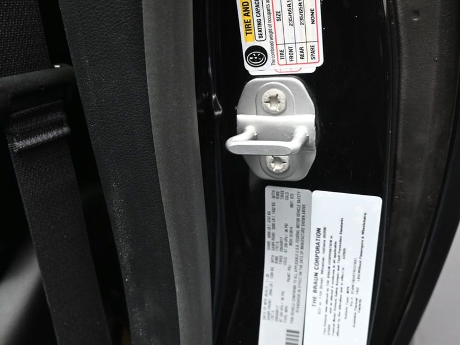 Black Chrysler Pacifica image number 14