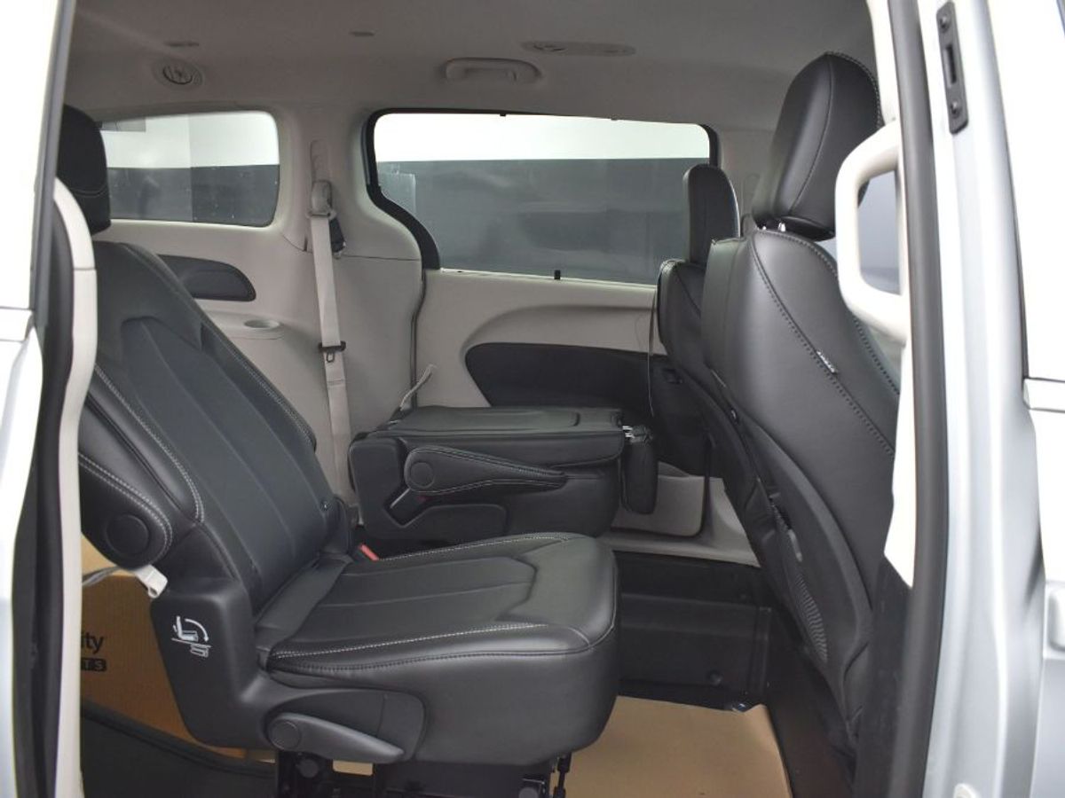 Silver Chrysler Pacifica image number 2