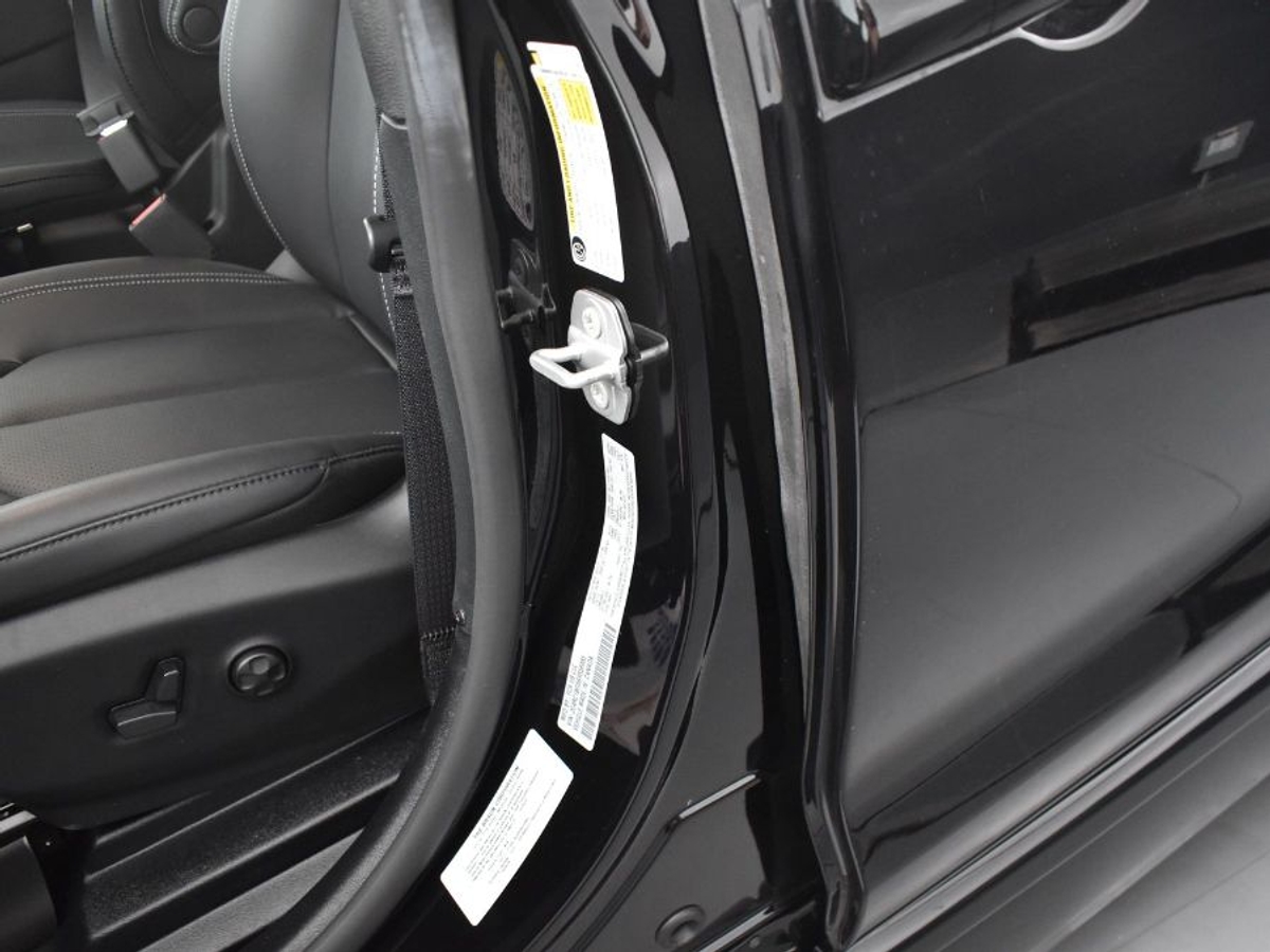 Black Chrysler Pacifica image number 16