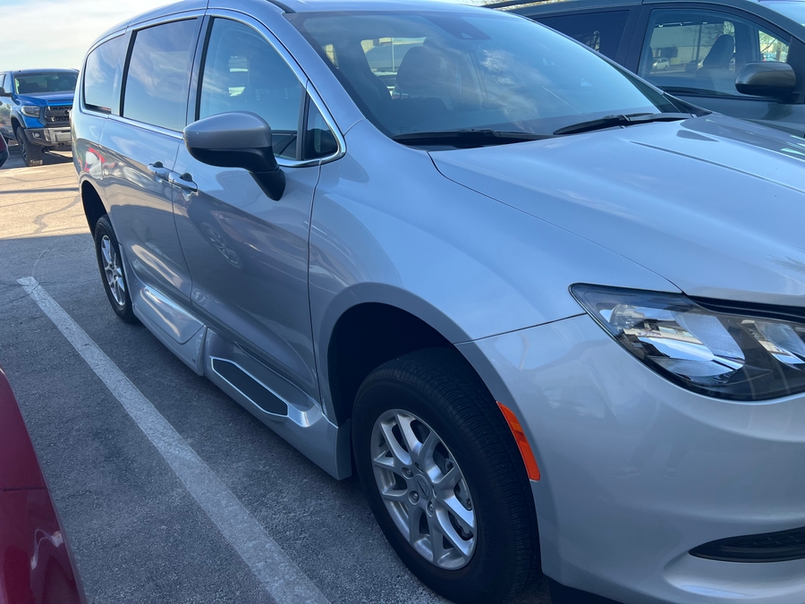 2022 Chrysler LX's photo