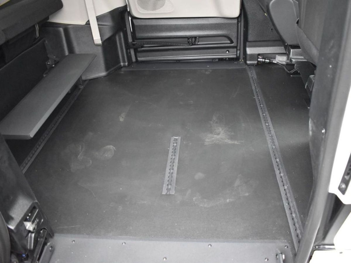 White Chrysler Voyager image number 2