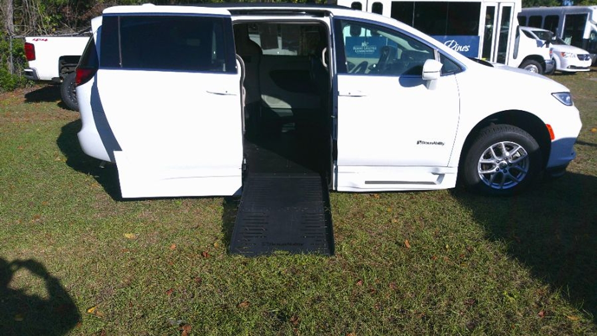 2022 Chrysler Pacifica Touring L's photo