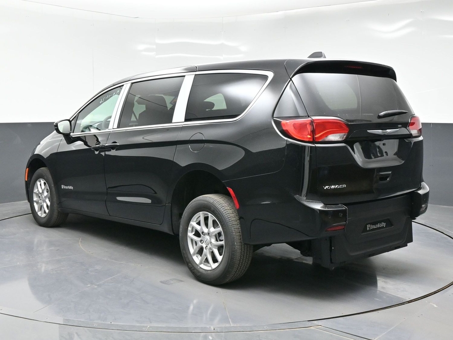 Black Chrysler Voyager image number 4