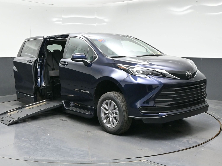 New 2026 Toyota Sienna Hybrid LE - BraunAbility Side Entry Fold Out Automatic Ramp