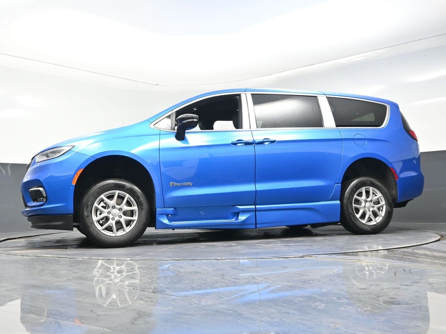 New 2026 Chrysler Pacifica Select Safety - BraunAbility Side Entry Entry In Floor Automatic Ramp