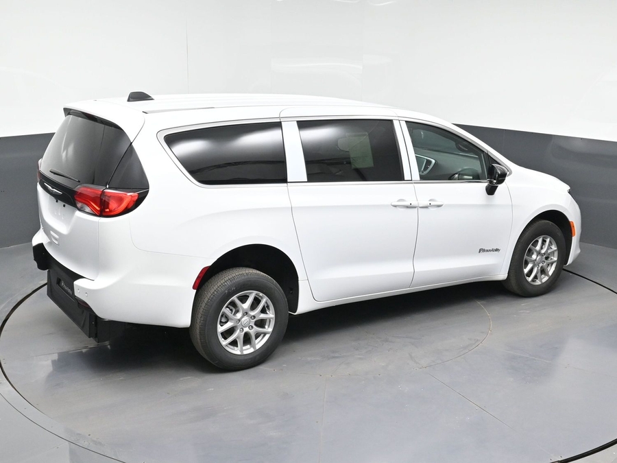 White Chrysler Voyager image number 22