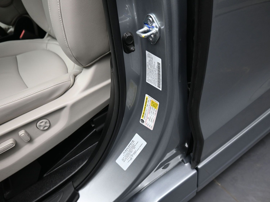 Silver Honda Odyssey image number 16