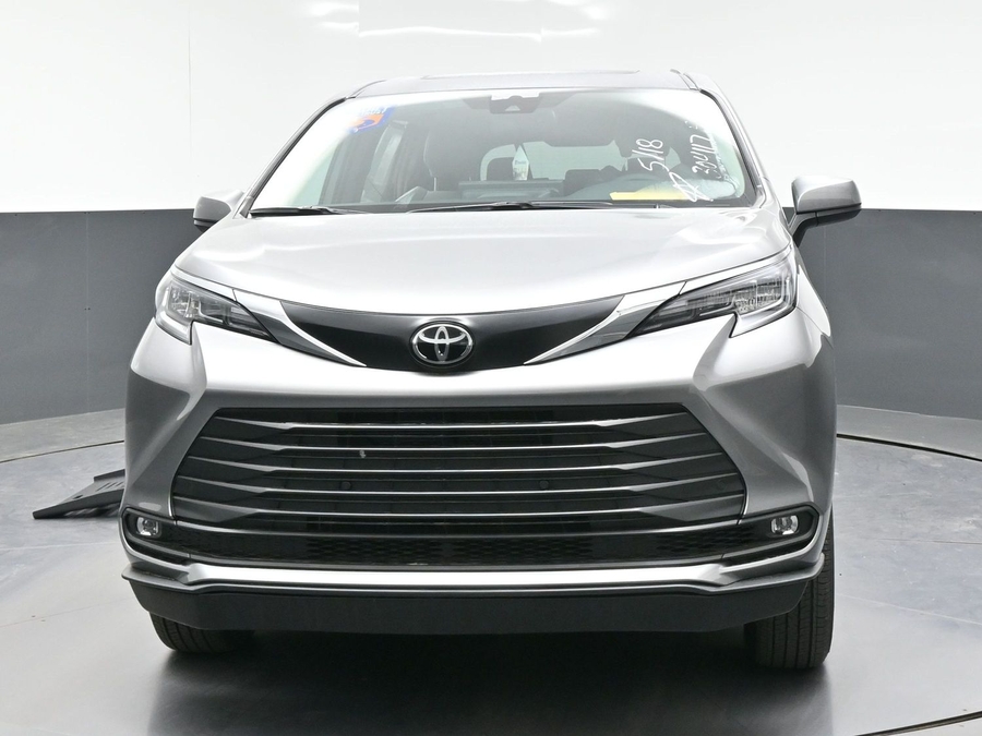 New 2026 Toyota Sienna Hybrid XLE Base - BraunAbility Side Entry Fold Out Automatic Ramp