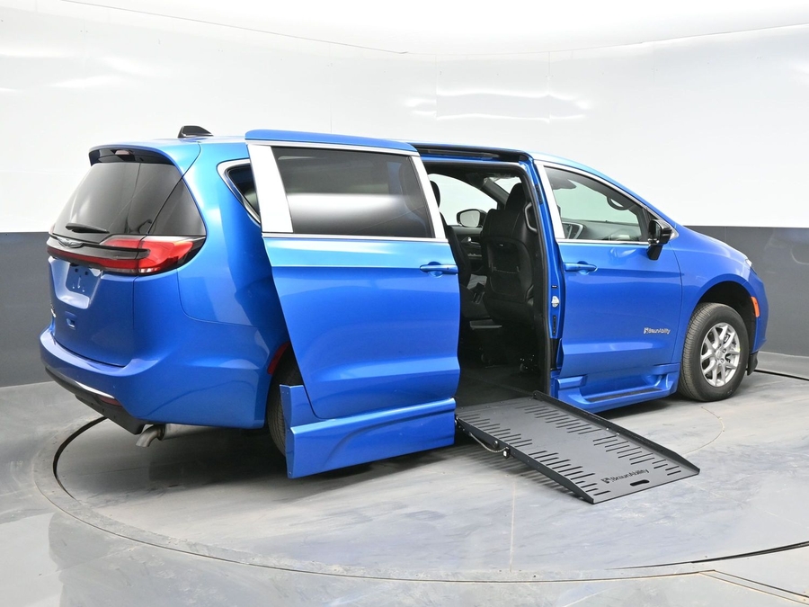 Blue Chrysler Pacifica image number 3