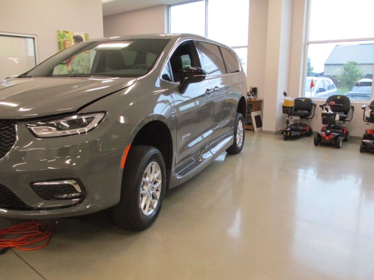 Grey Chrysler Pacifica image number 1