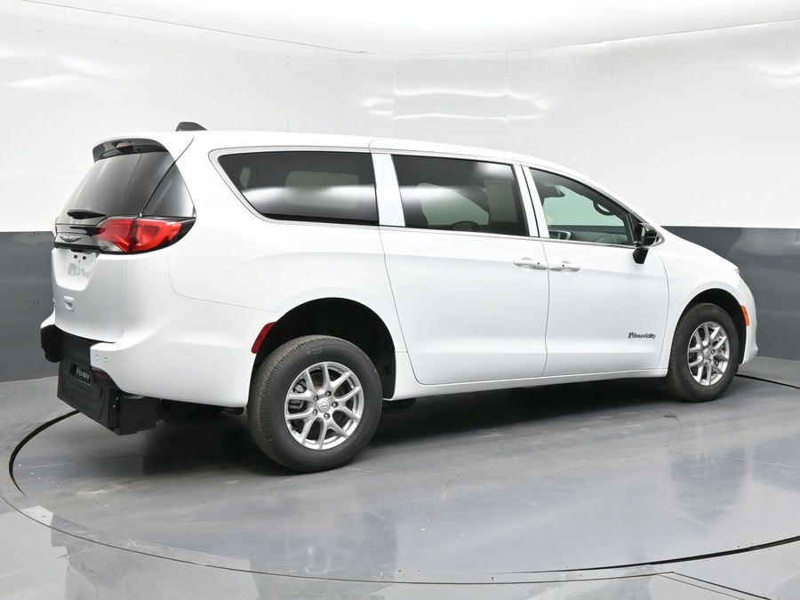 White Chrysler Voyager image number 4