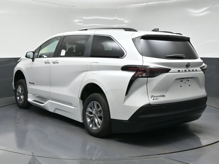 New 2026 Toyota Sienna Hybrid XLE Base - BraunAbility Side Entry Fold Out Automatic Ramp