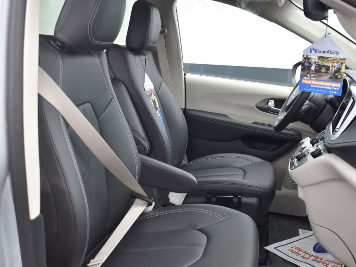 Silver Chrysler Pacifica image number 1