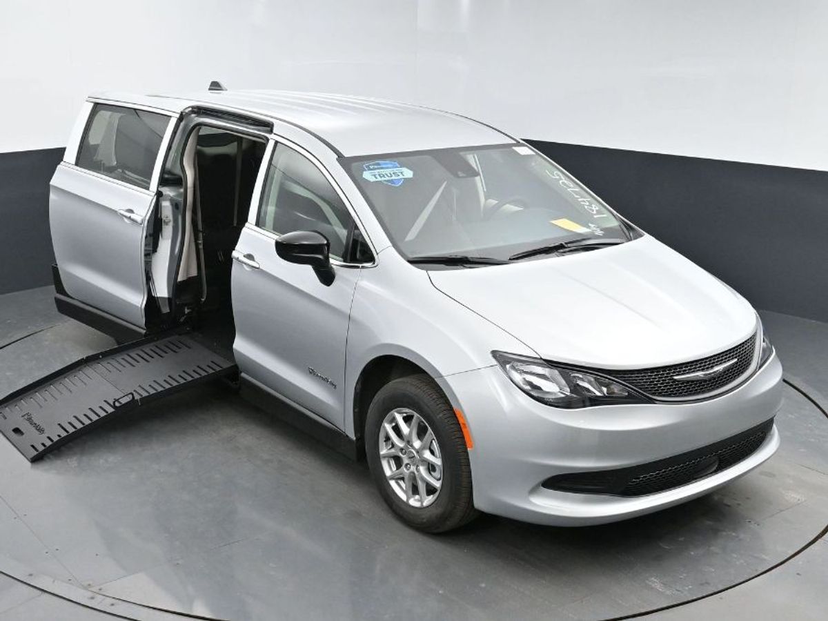 Silver Chrysler Voyager image number 11