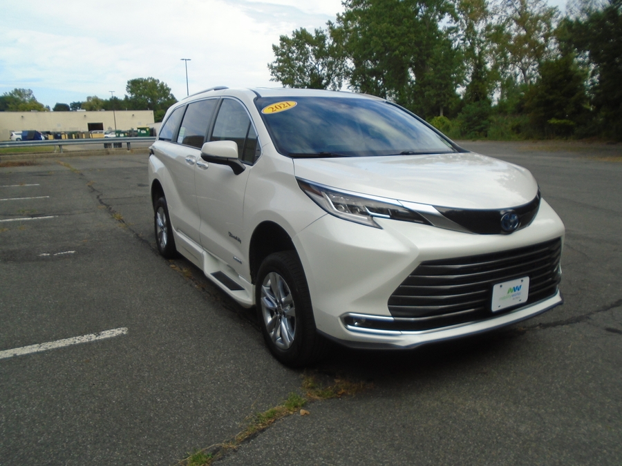 White Toyota Sienna image number 8