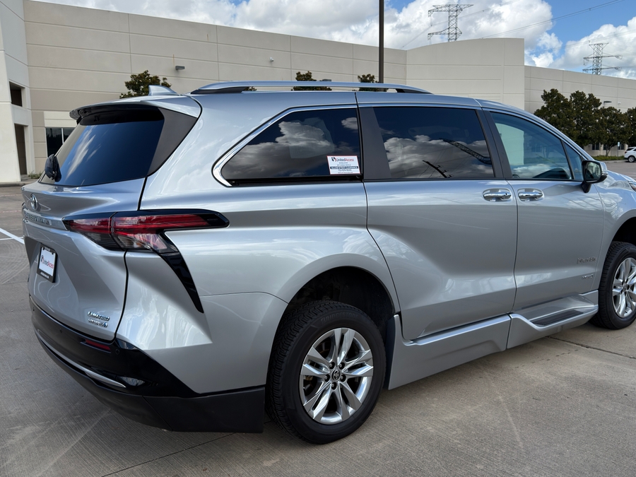 Used 2021 Toyota Sienna Hybrid Limited - BraunAbility Side Entry Fold Out Automatic Ramp