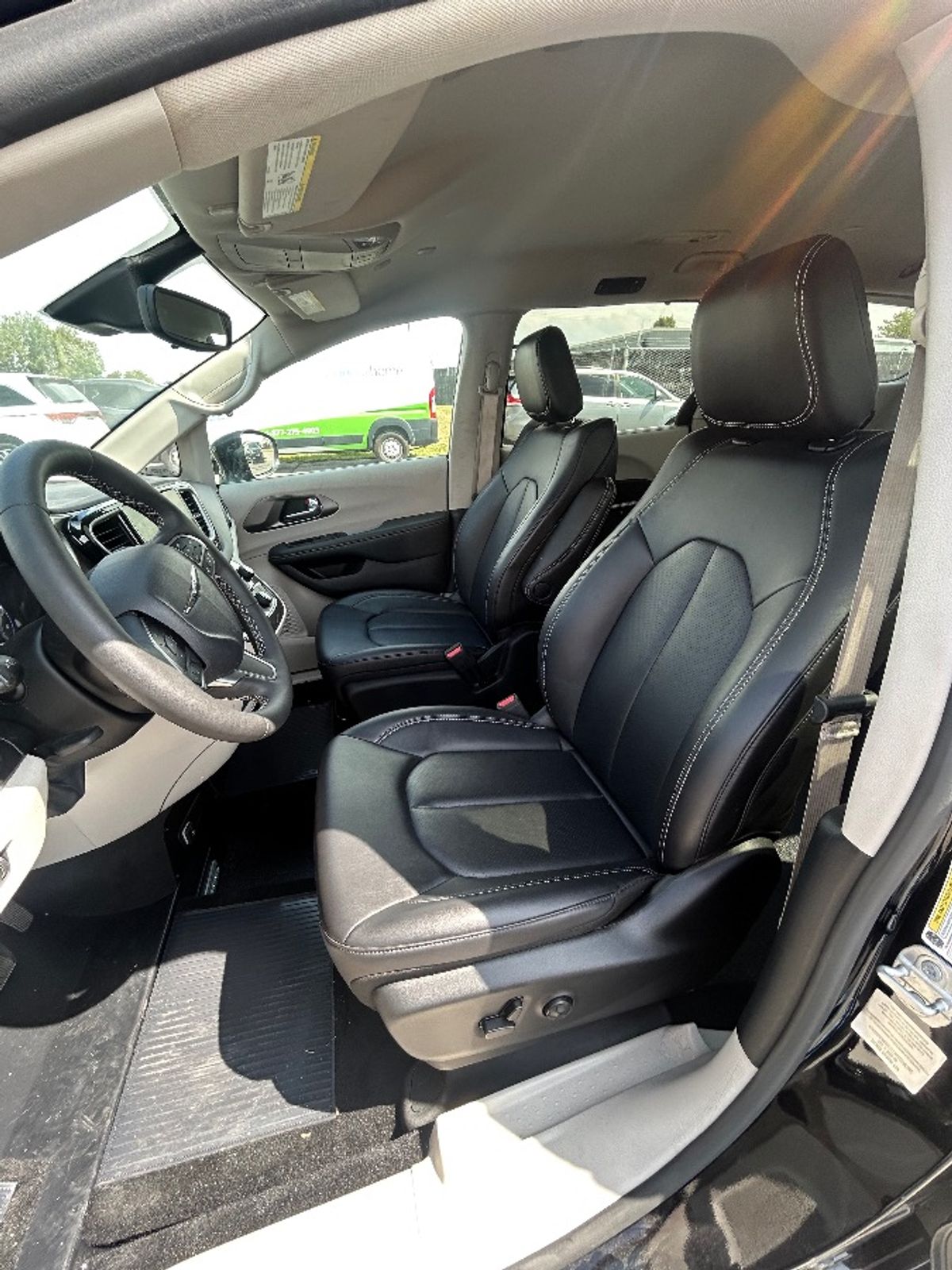 Black Chrysler Pacifica image number 19