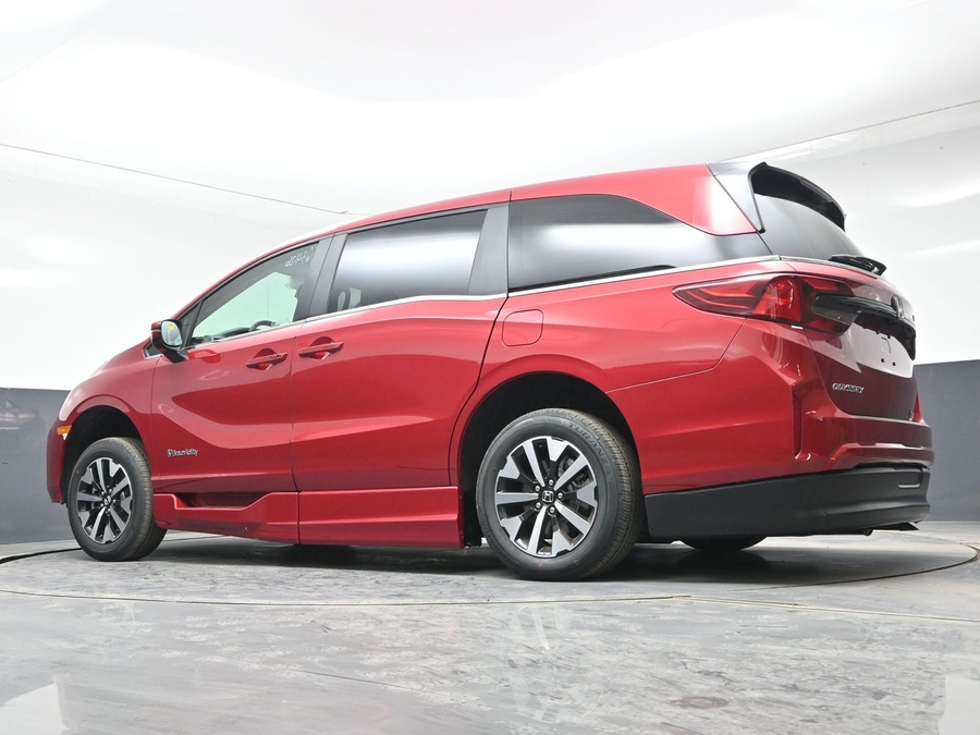 Red Honda Odyssey image number 25