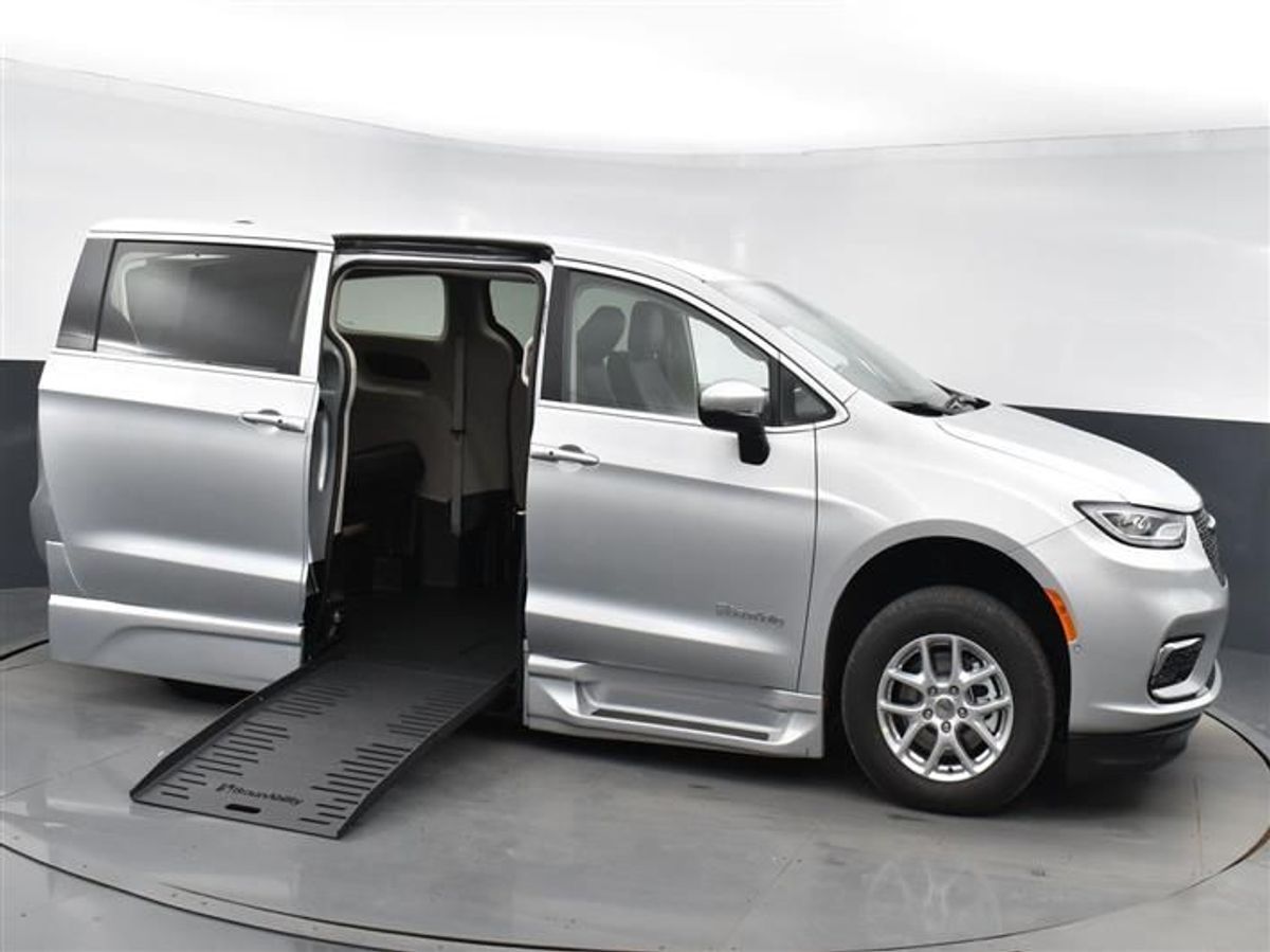 2023 CHRYSLER PACIFICA - Image 1