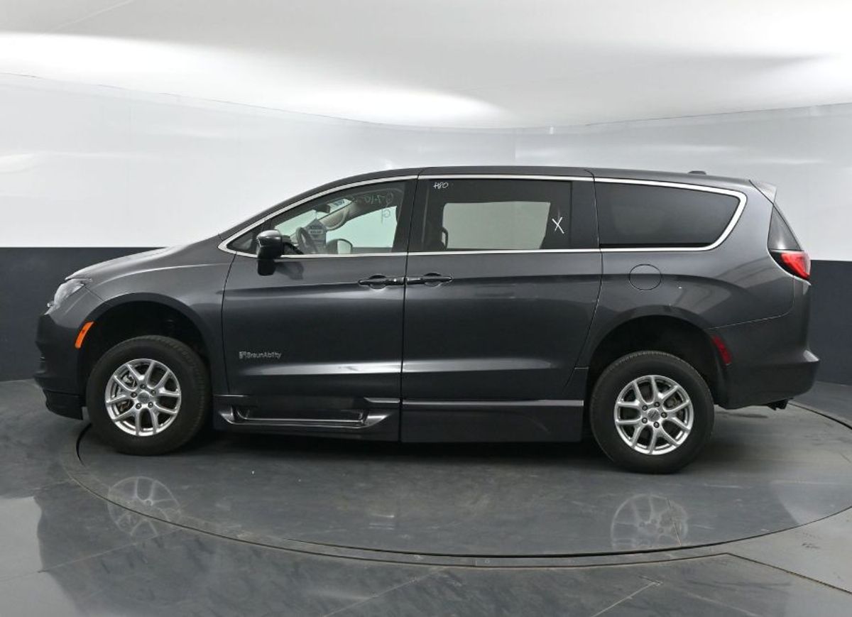 Grey Chrysler Voyager image number 3