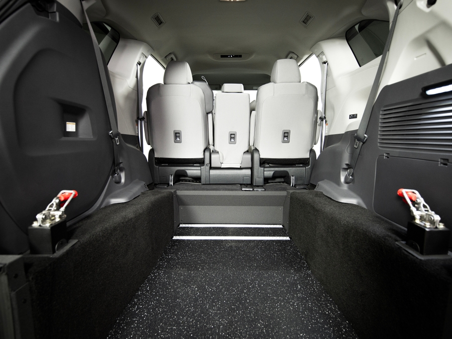 New 2026 Toyota Sienna Hybrid LE - Vantage Mobility Commercial Rear Entry Entry Fold Out Manual Ramp