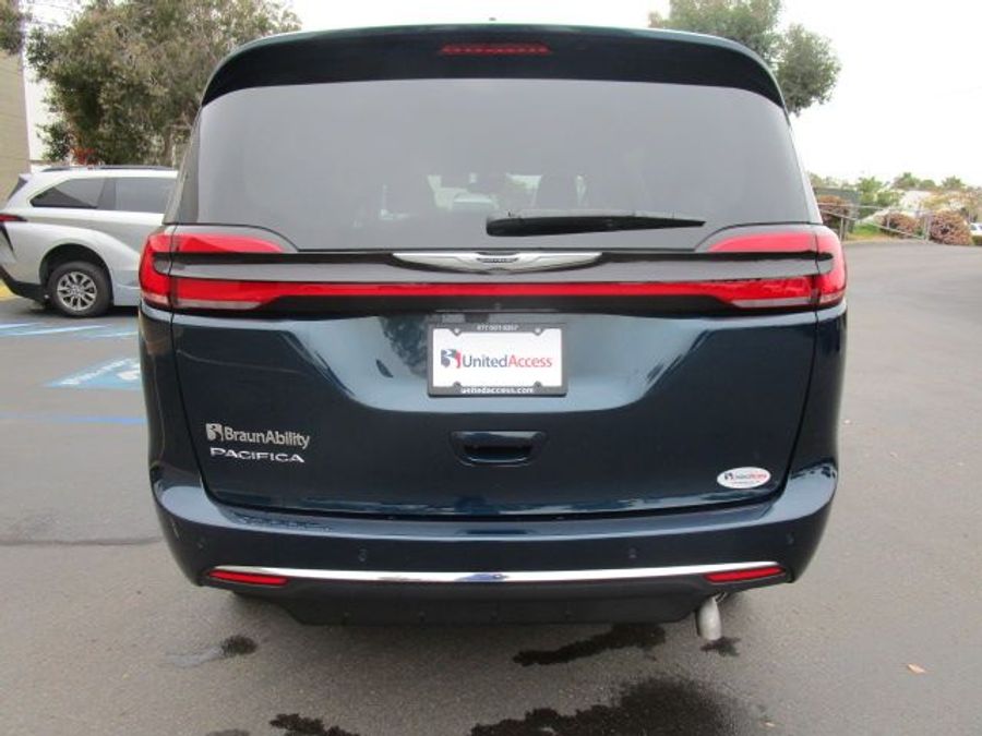 New 2025 Chrysler Pacifica Select Safety - BraunAbility Side Entry Entry In Floor Automatic Ramp