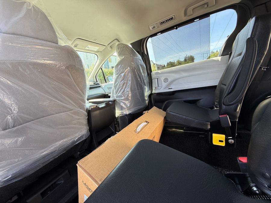 New 2026 Toyota Sienna Hybrid LE w swivel 2nd row - Vantage Mobility Commercial Rear Entry Entry Fold Out Manual Ramp