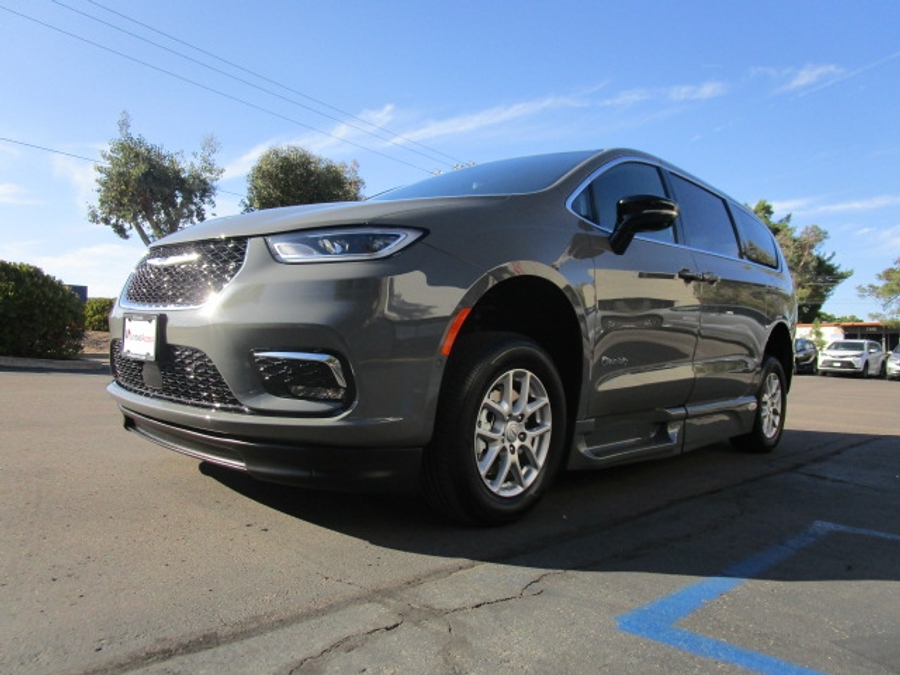 New 2025 Chrysler Pacifica Select Safety - BraunAbility Side Entry Entry Fold Out Automatic Ramp