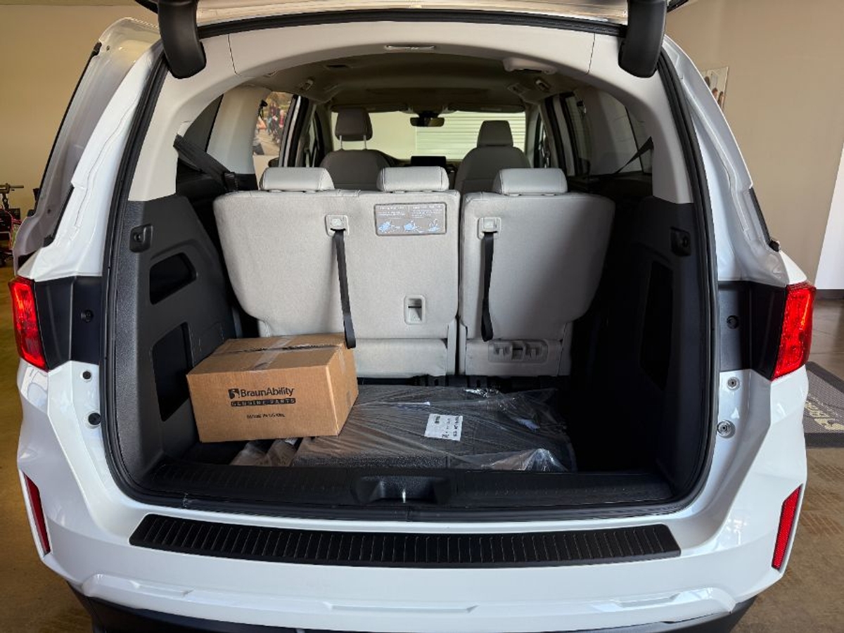 White Honda Odyssey image number 17