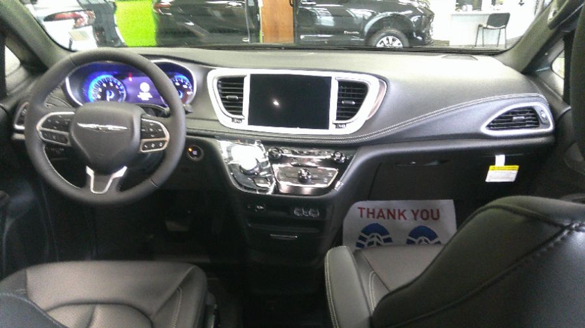 Grey Chrysler Pacifica image number 12