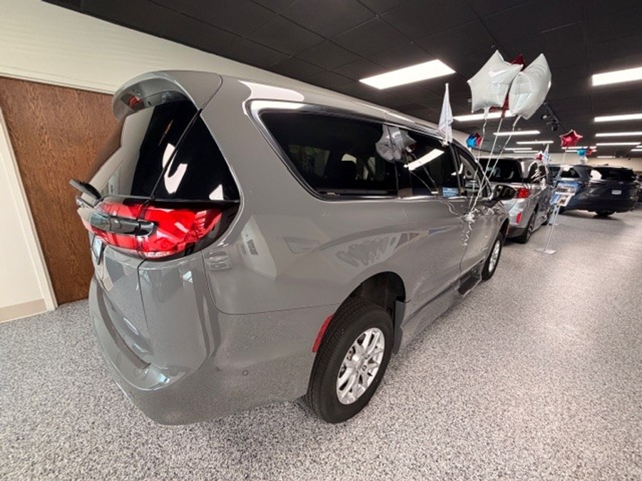 Used 2023 Chrysler Pacifica Touring L Safety - BraunAbility Side Entry Entry In Floor Automatic Ramp