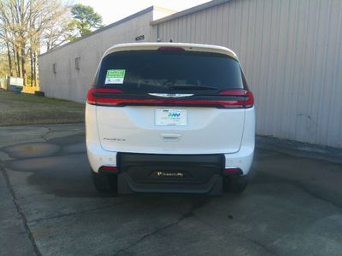 White Chrysler Pacifica image number 9