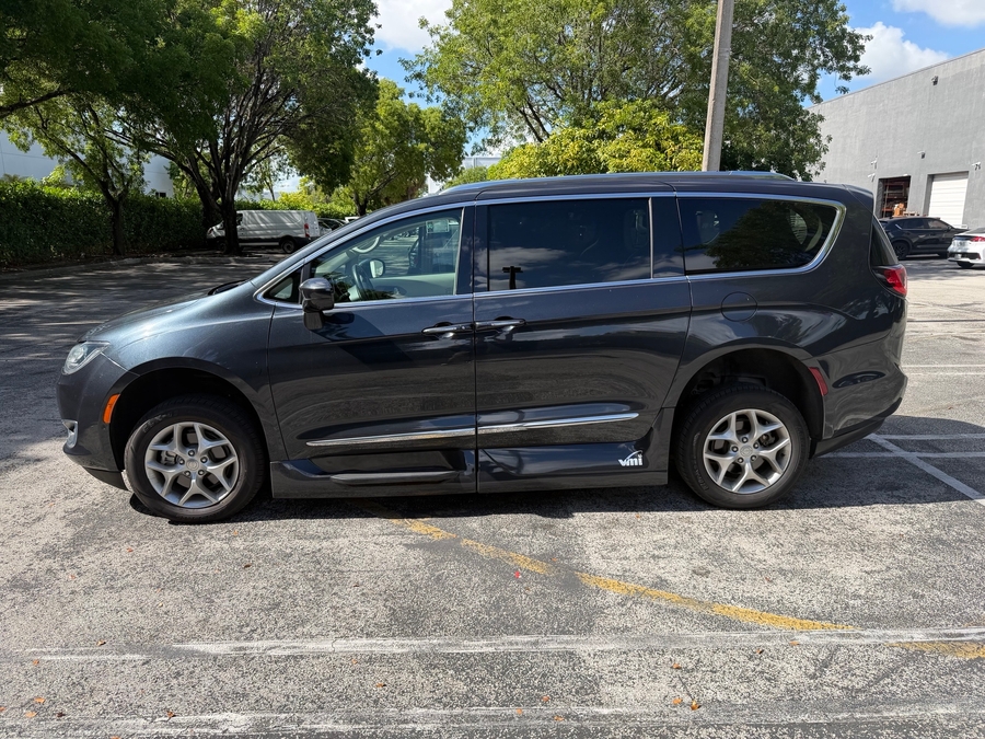 Silver Chrysler Pacifica image number 13