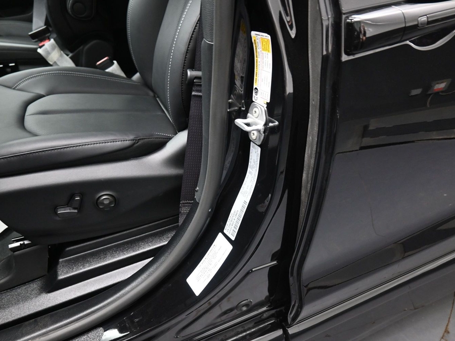 Black Chrysler Pacifica image number 13
