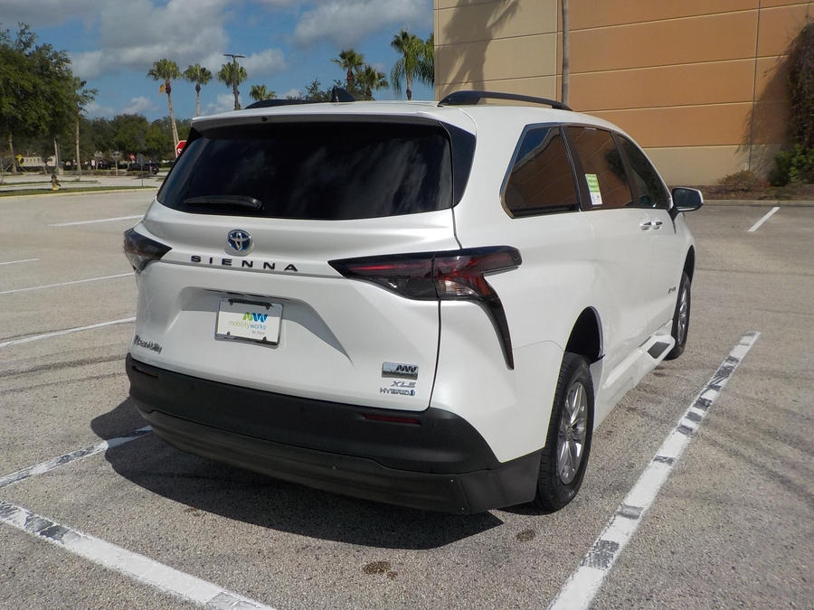 White Toyota Sienna image number 7