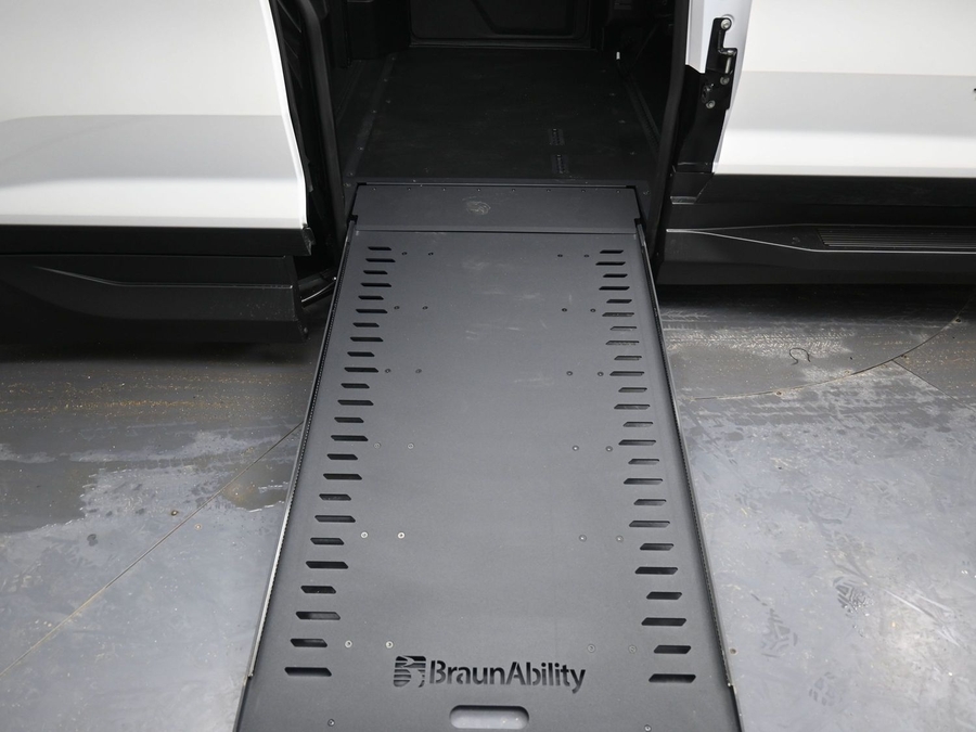New 2025 Chevrolet Traverse 1LT Midnight - BraunAbility Side Entry Entry In Floor Automatic Ramp