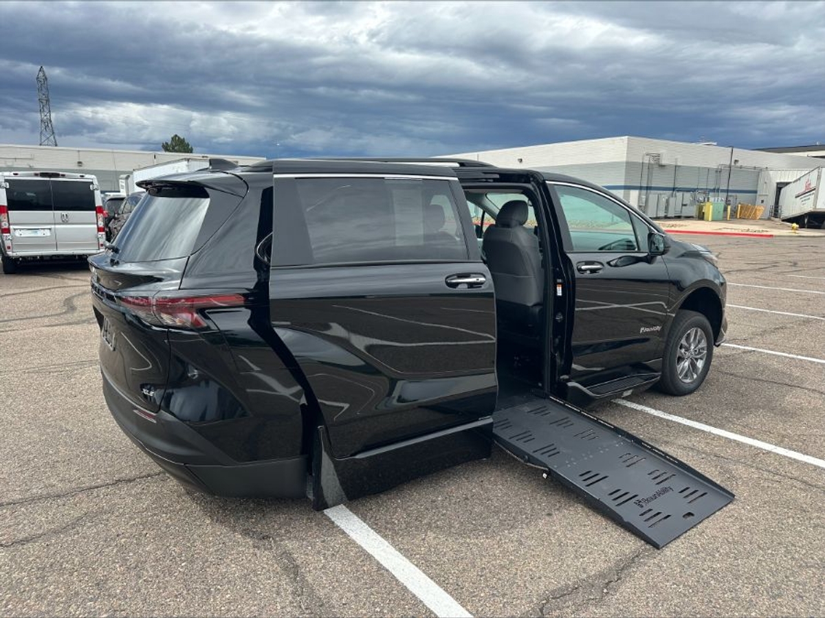 2025 TOYOTA SIENNA - Image 3