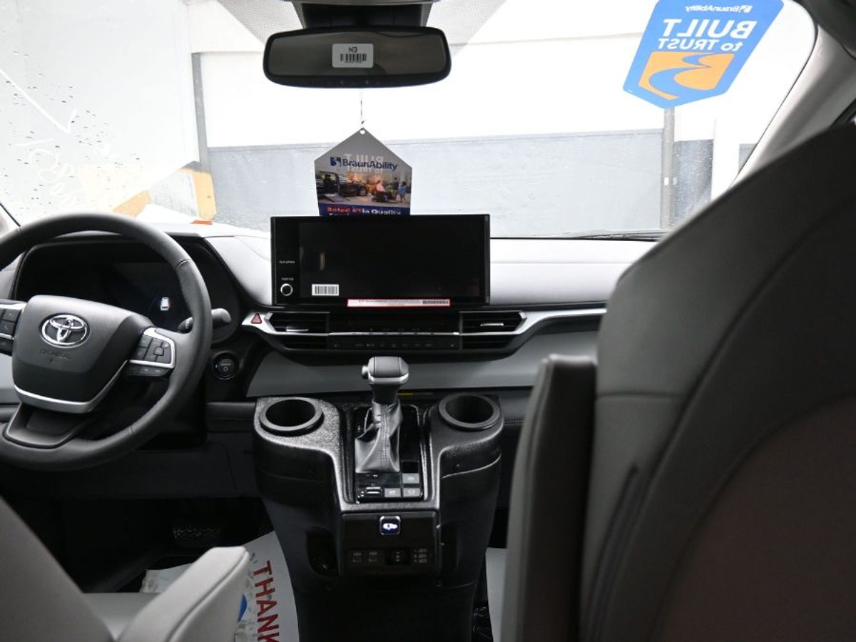 2025 TOYOTA SIENNA - Image 11