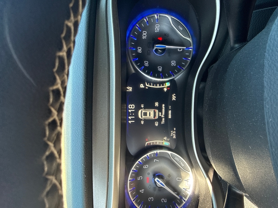 White Chrysler Pacifica image number 3