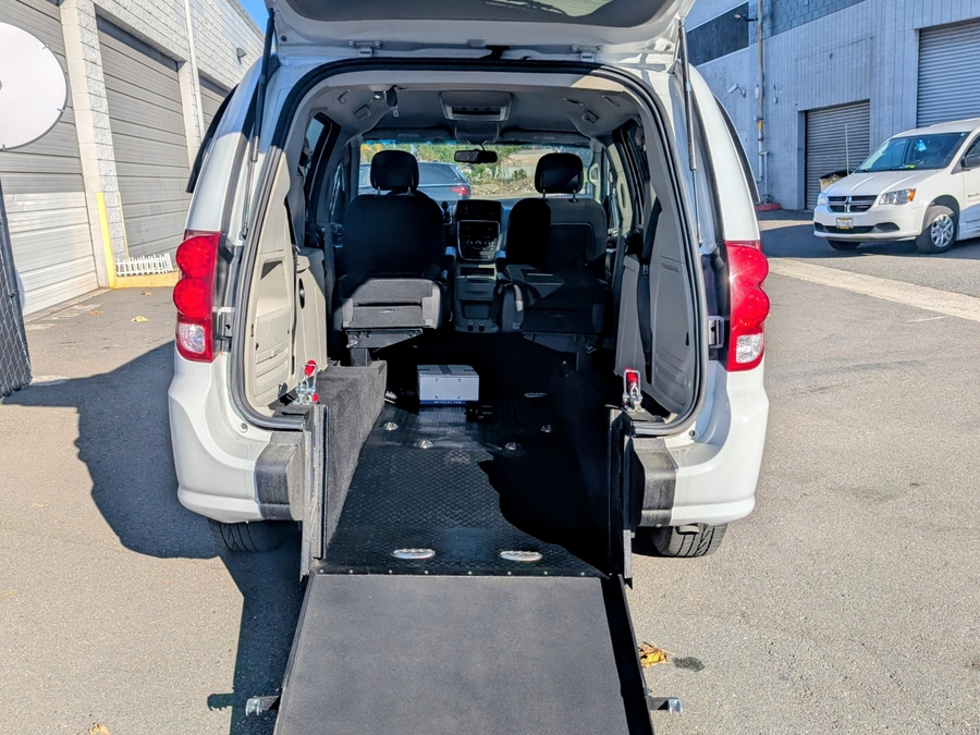 Used 2017 Dodge Grand Caravan SE - International Mobility Rear Entry Entry Fold Out Manual Ramp