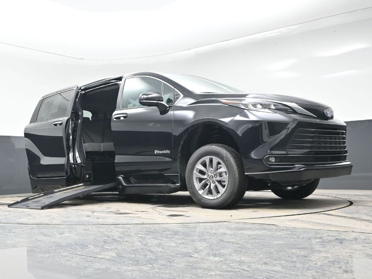 Black Toyota Sienna image number 18