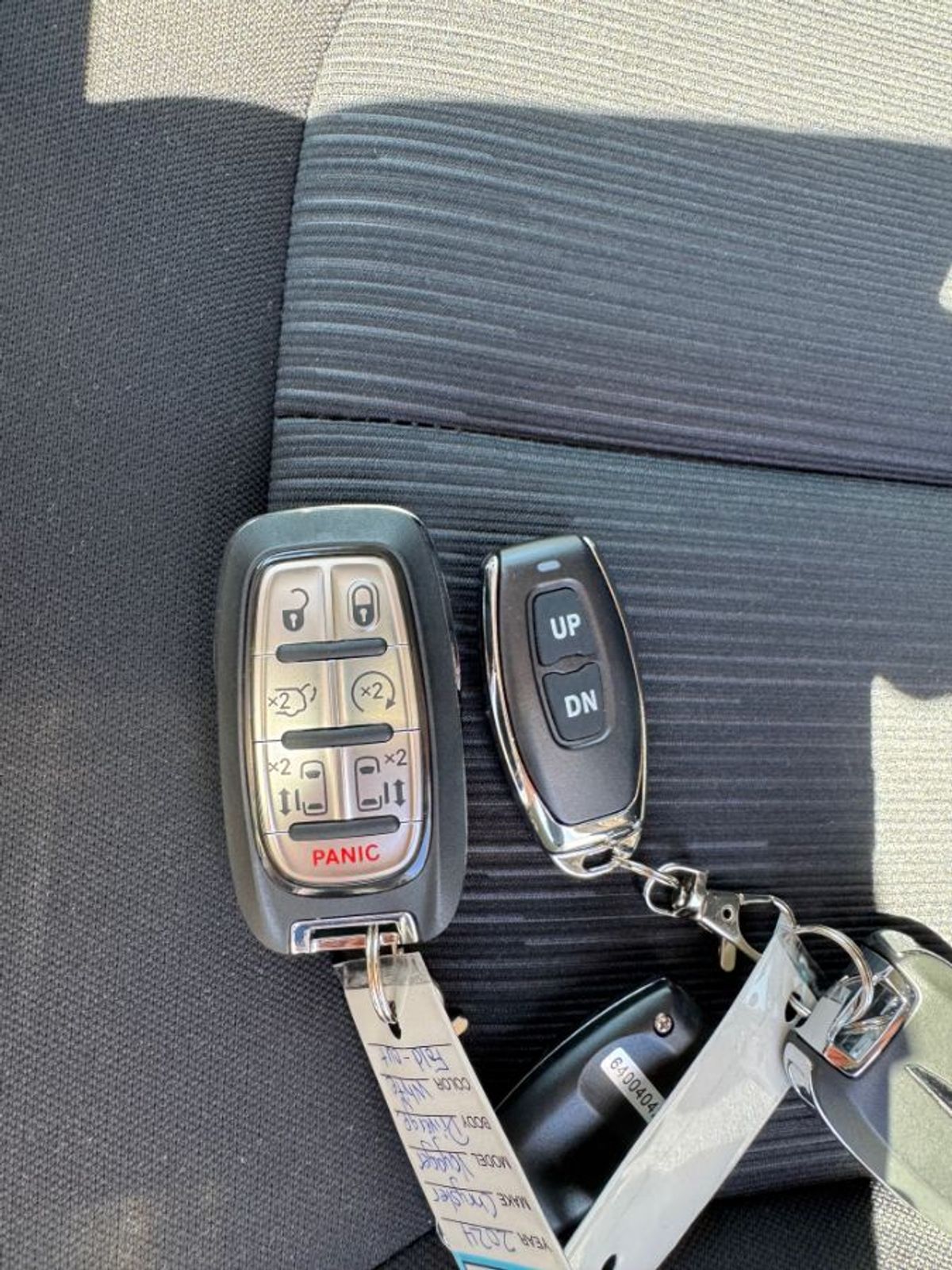 White Chrysler Voyager image number 27