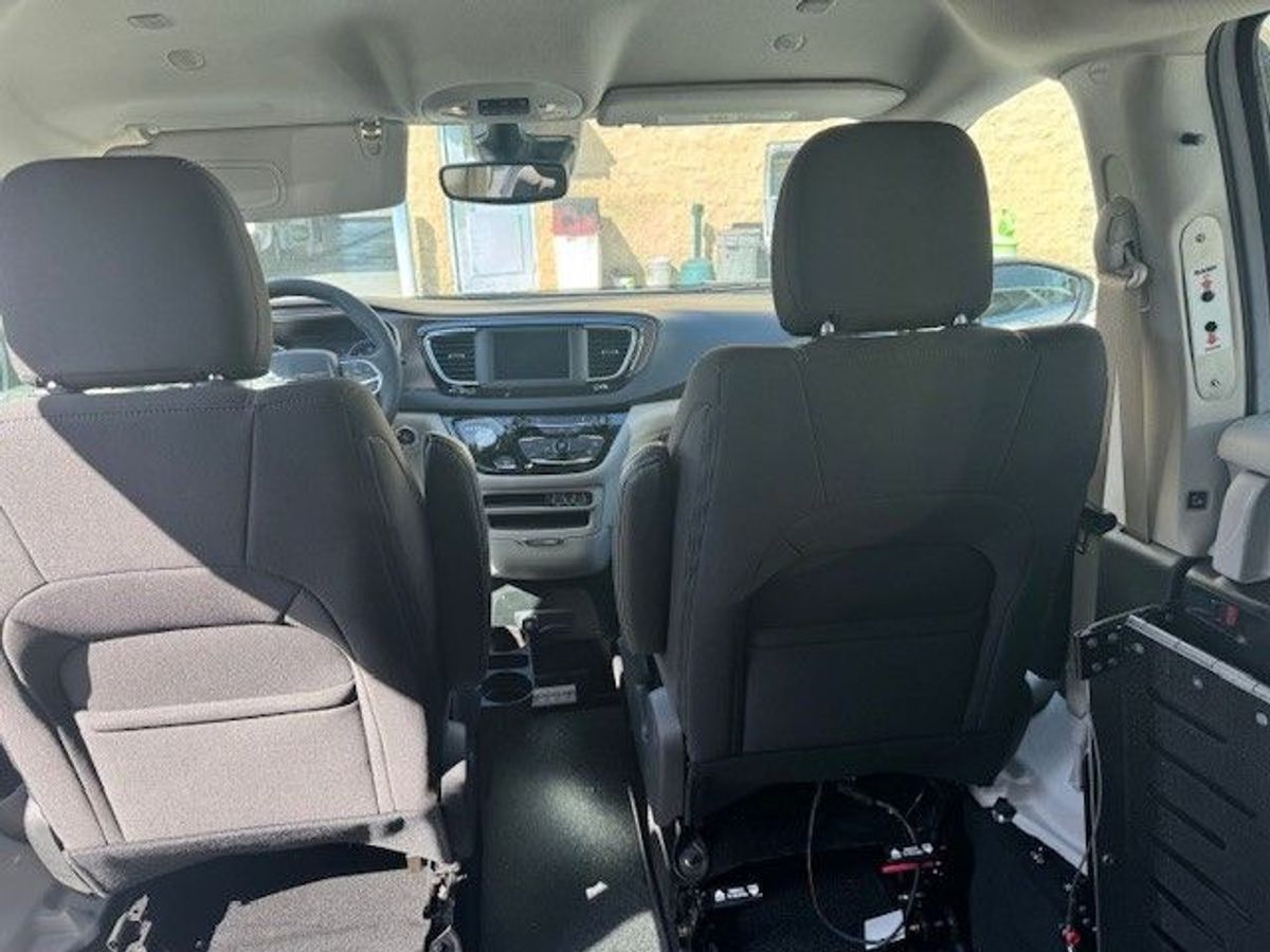 2024 CHRYSLER VOYAGER - Image 4