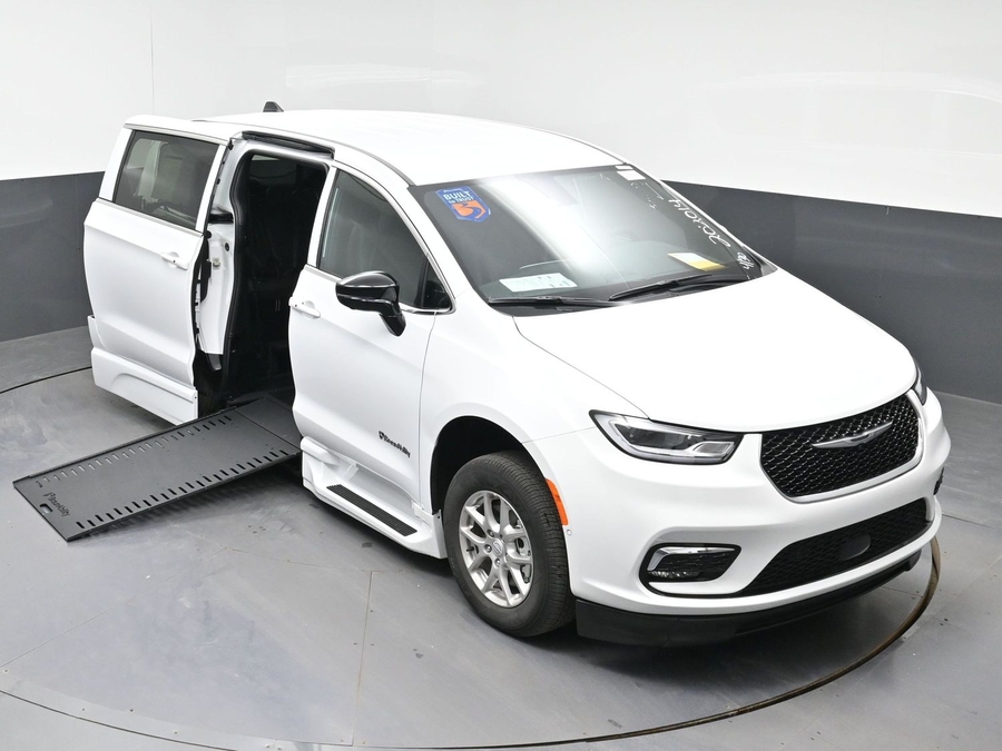 White Chrysler Pacifica image number 18