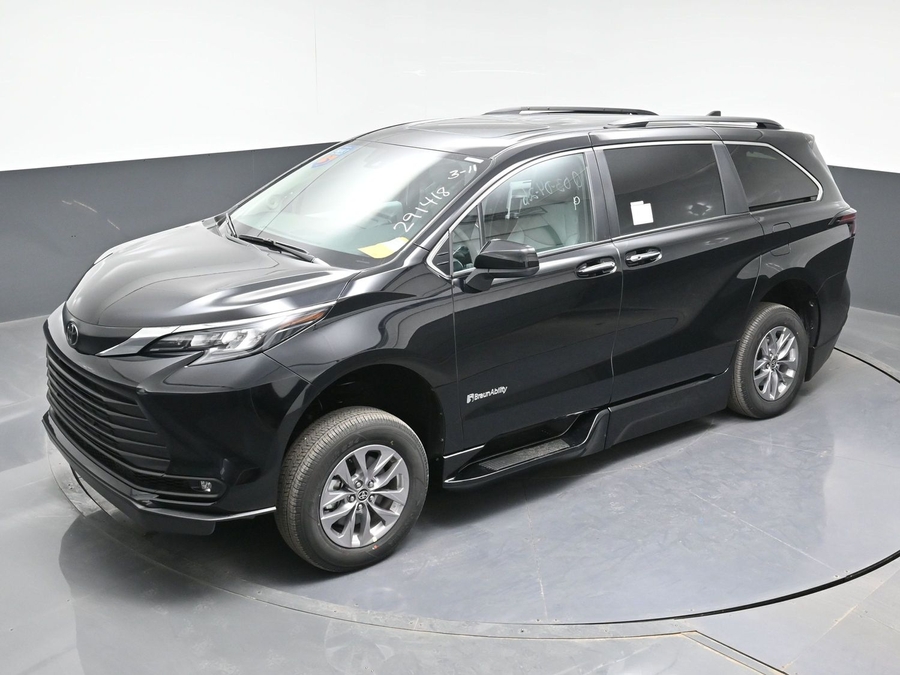 Black Toyota Sienna image number 23